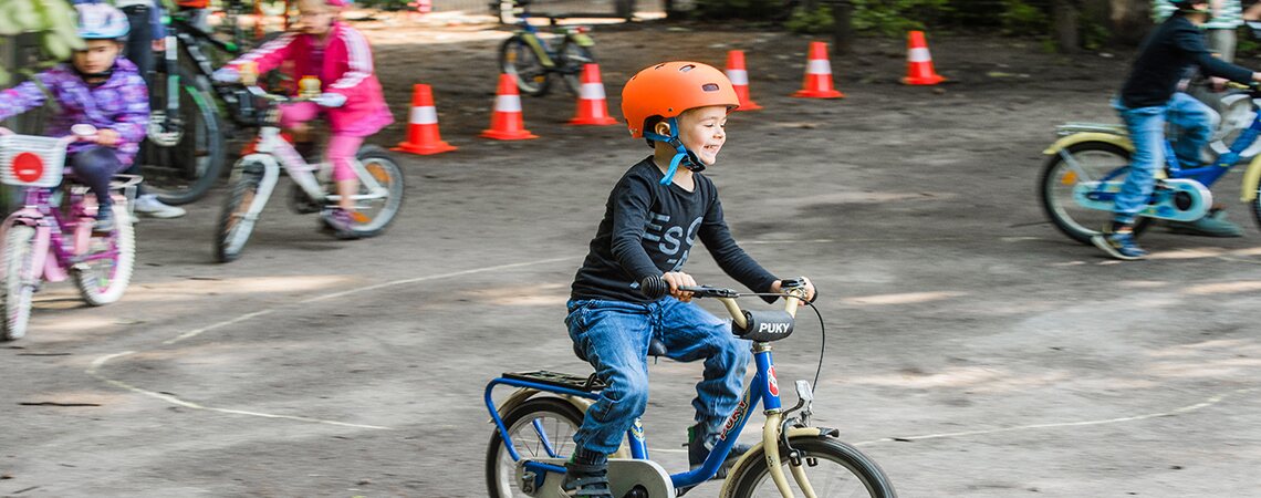 Kinder beim Radfahren auf dem Übungsparcours