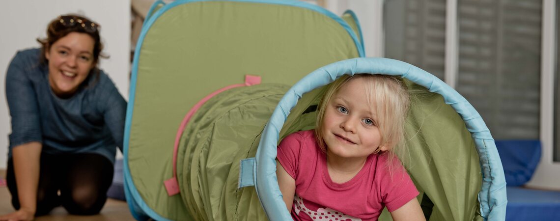 Kind krabbelt durch den Spieltunnel