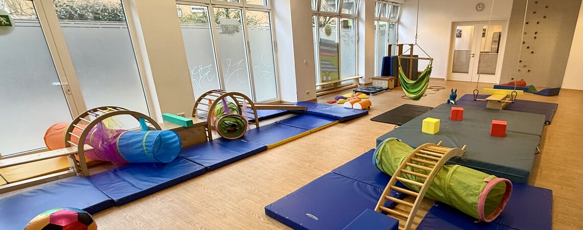 Sportraum mit aufgebauter Bewegungslandschaft